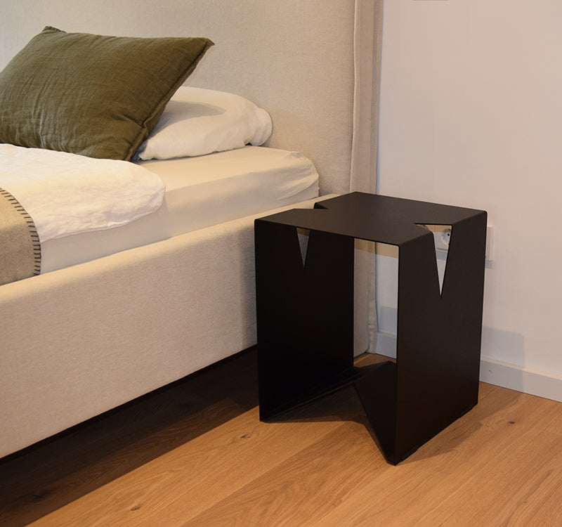 Shop the Look Beispiel mit einem schwarzen Hocker aus gepulvertem Edelstahl als Nachtisch neben dem Bett